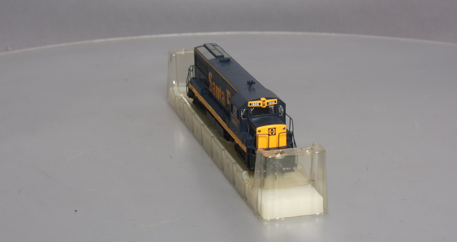 Bowser 23831 HO Santa Fe GE U25B Diesel Locomotive #1606 - Standard DC