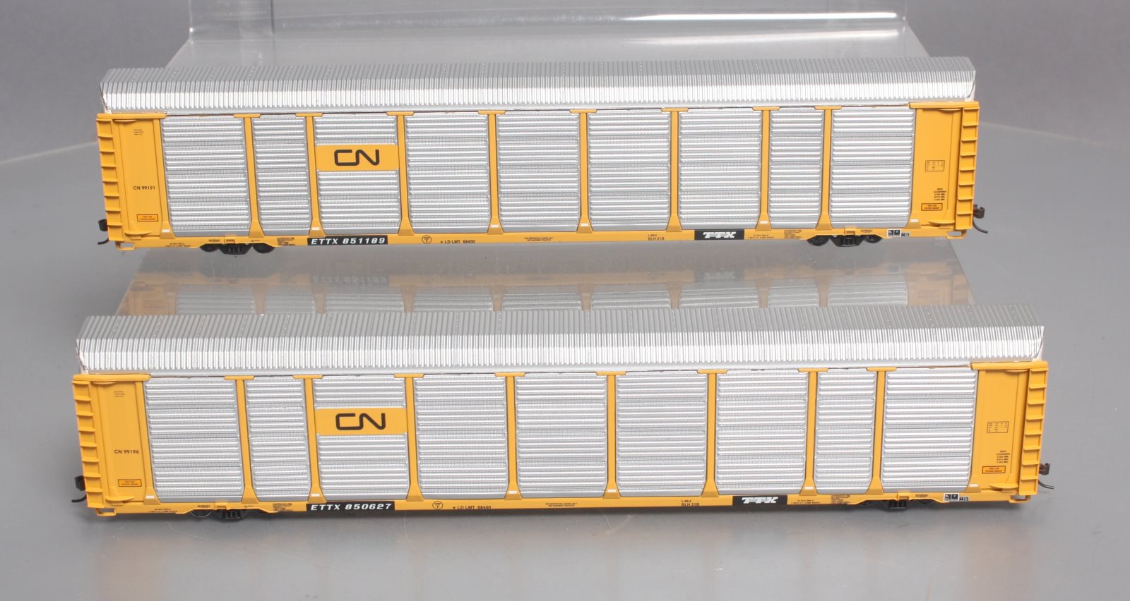 Walthers 932-24864 HO Scale CN Thrall 89' Tri-Level Auto Carriers (Set of 2)