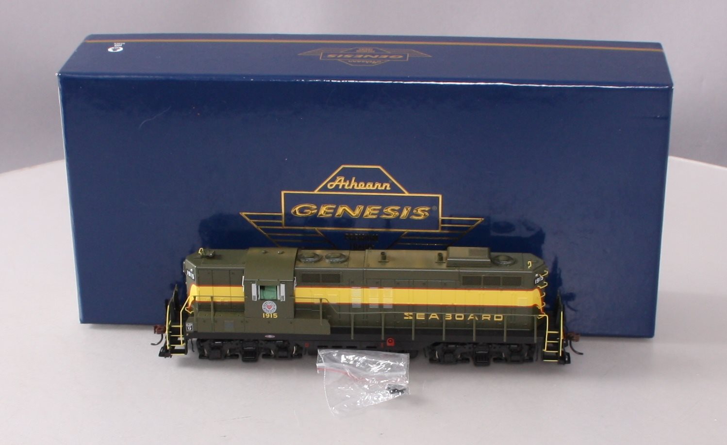 Athearn G78122 HO Scale Seaboard Air Line GP9 Diesel Locomotive #1915