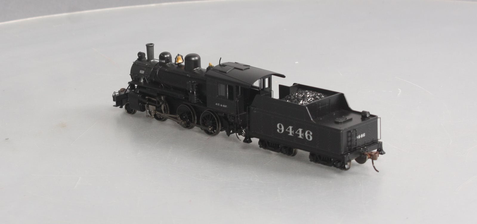 Bachmann 51704 HO Santa Fe Alco 2-6-0 Steam Locomotive & Tender #9446