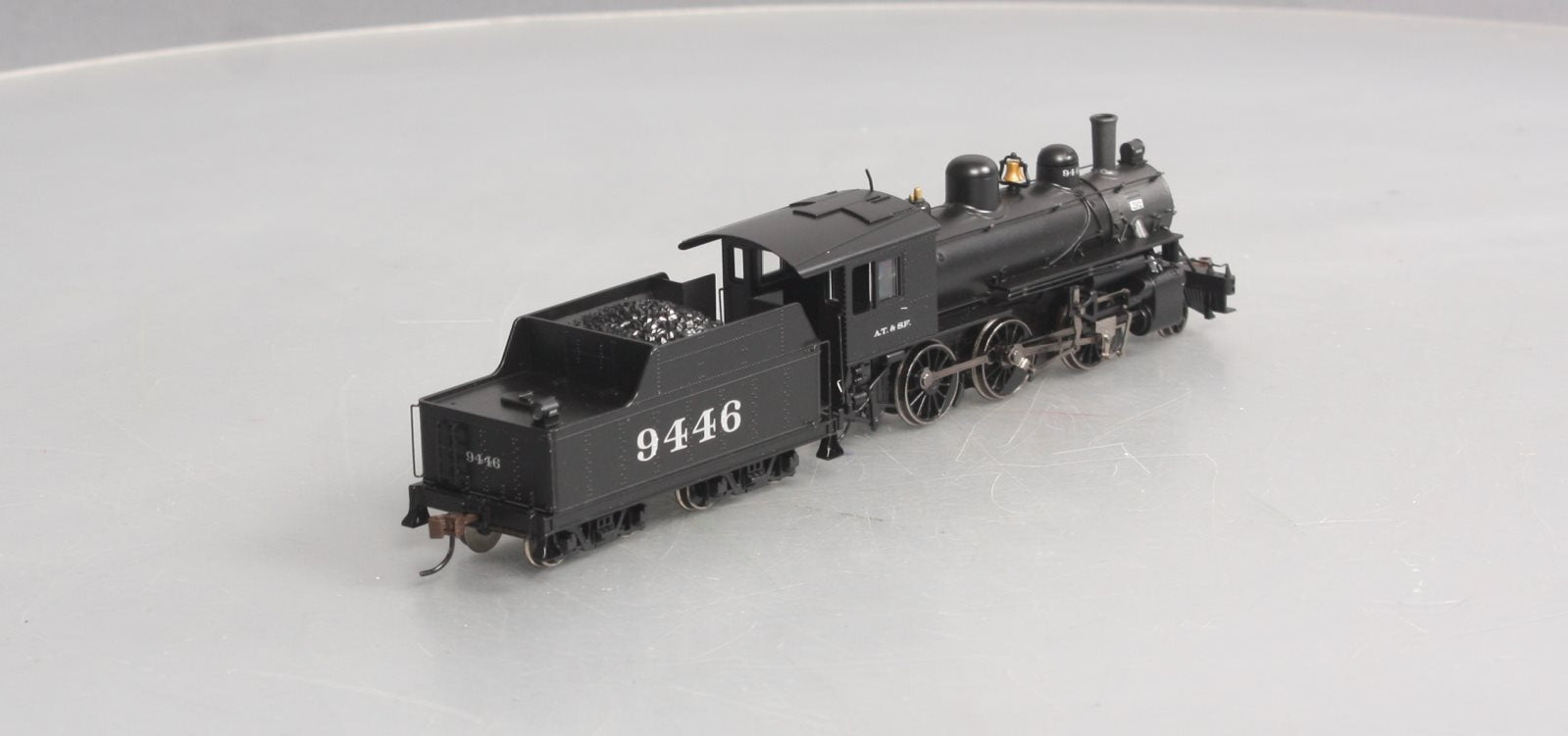 Bachmann 51704 HO Santa Fe Alco 2-6-0 Steam Locomotive & Tender #9446