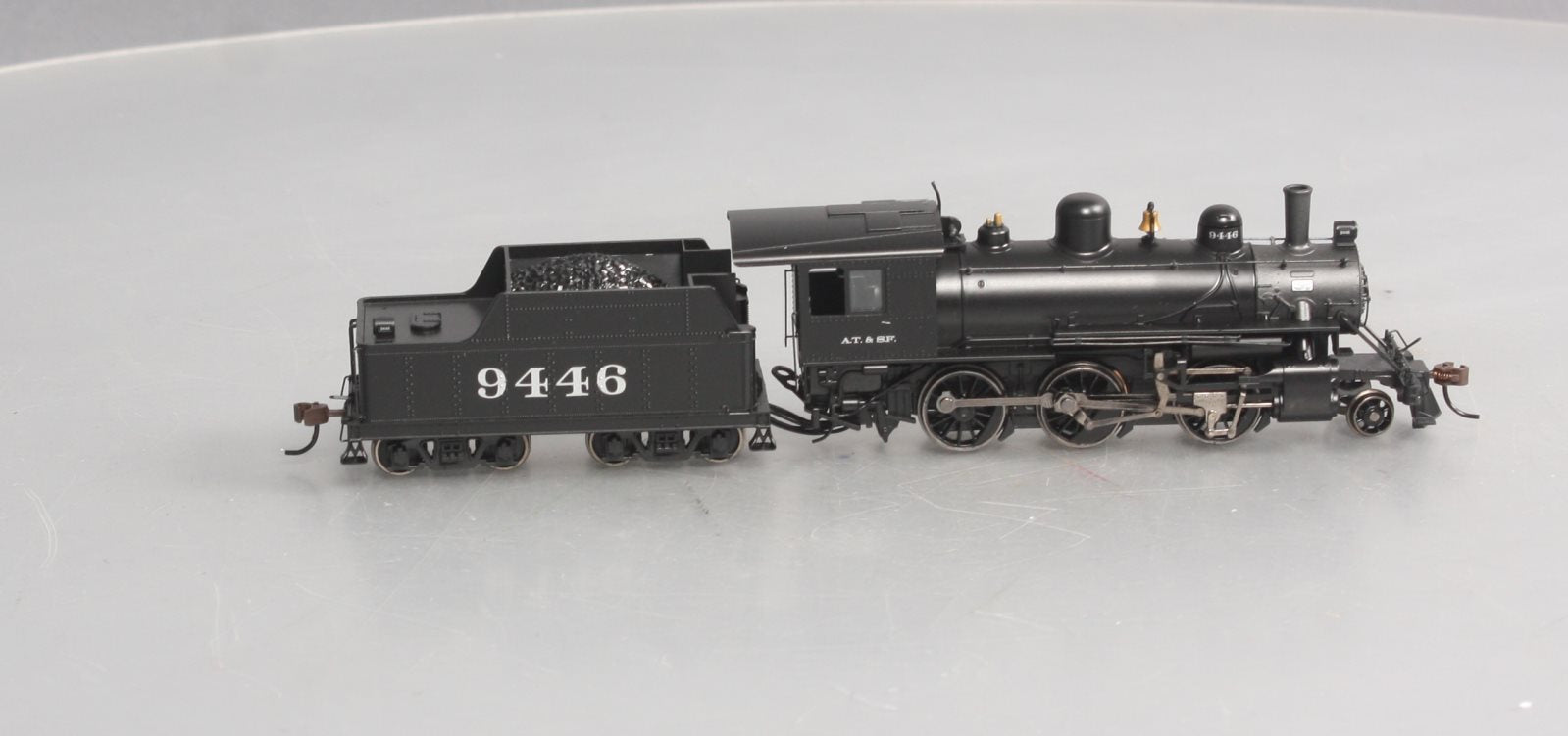 Bachmann 51704 HO Santa Fe Alco 2-6-0 Steam Locomotive & Tender #9446