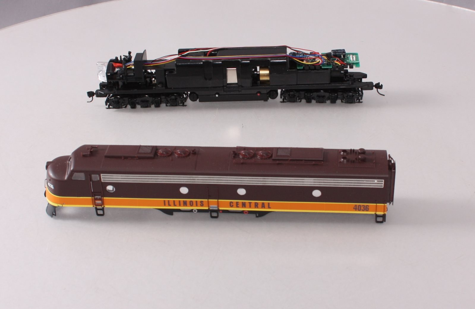 Proto 2000 30798 Ho Scale Illinois Central E8/9 Diesel Locomotive #4036