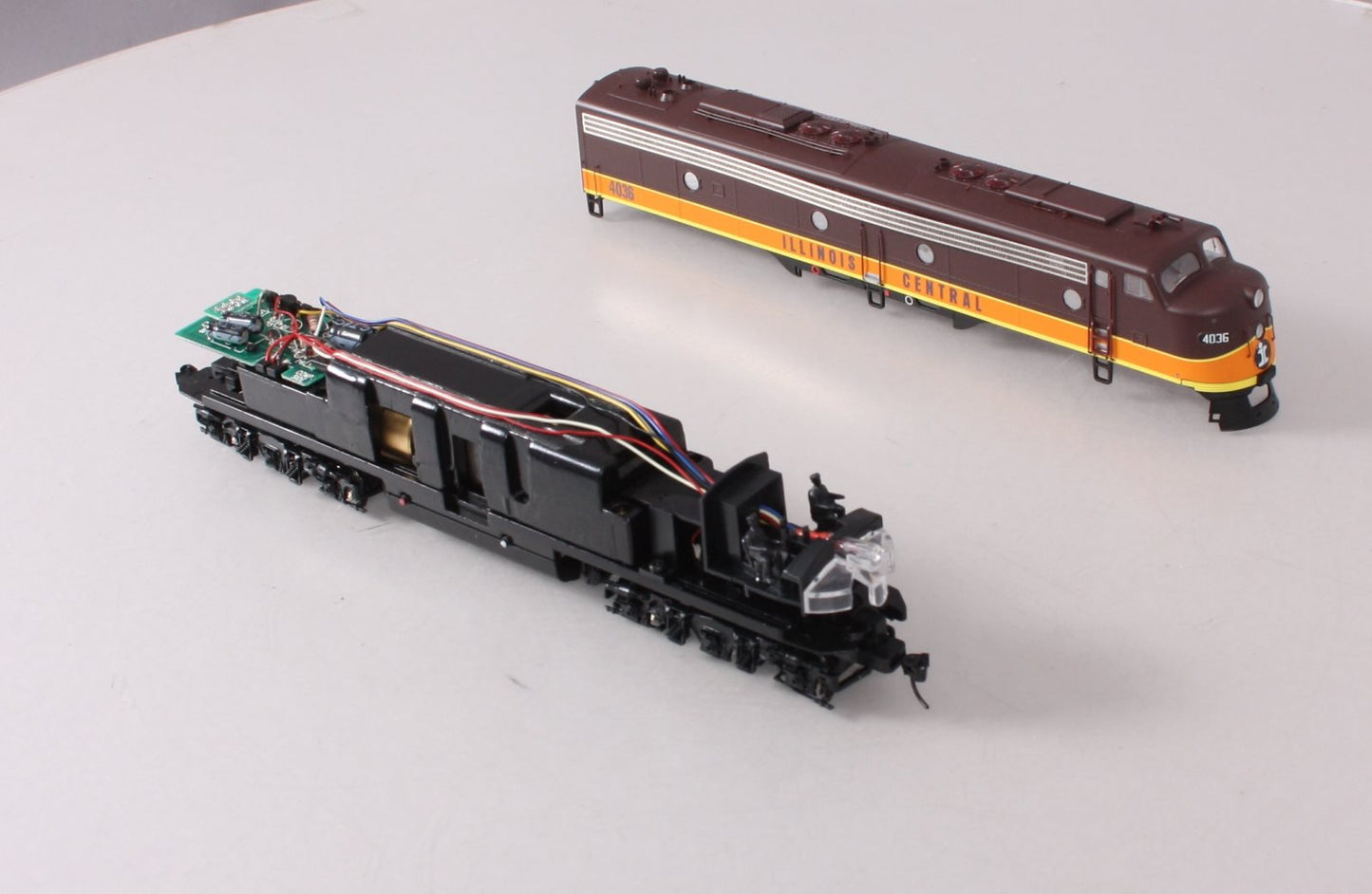 Proto 2000 30798 Ho Scale Illinois Central E8/9 Diesel Locomotive #4036