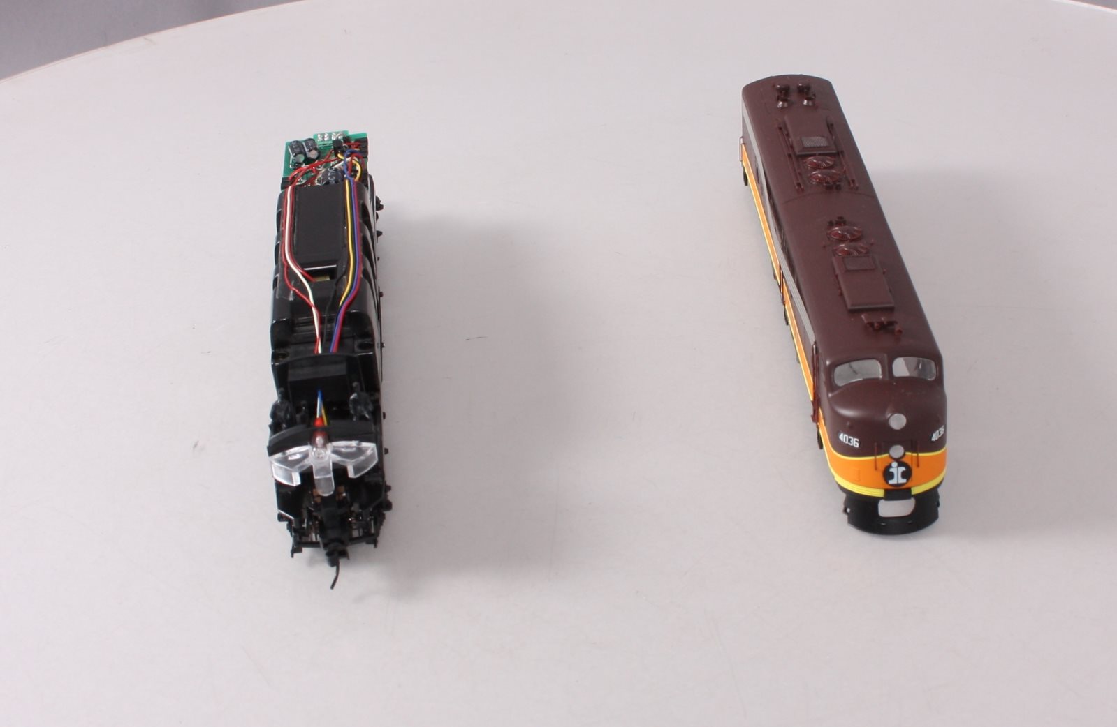 Proto 2000 30798 Ho Scale Illinois Central E8/9 Diesel Locomotive #4036