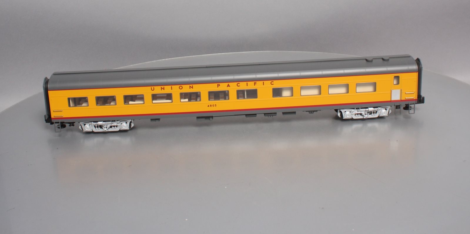 Lionel 6-85362 Union Pacific Challenger 21'' Diner with Station Sounds