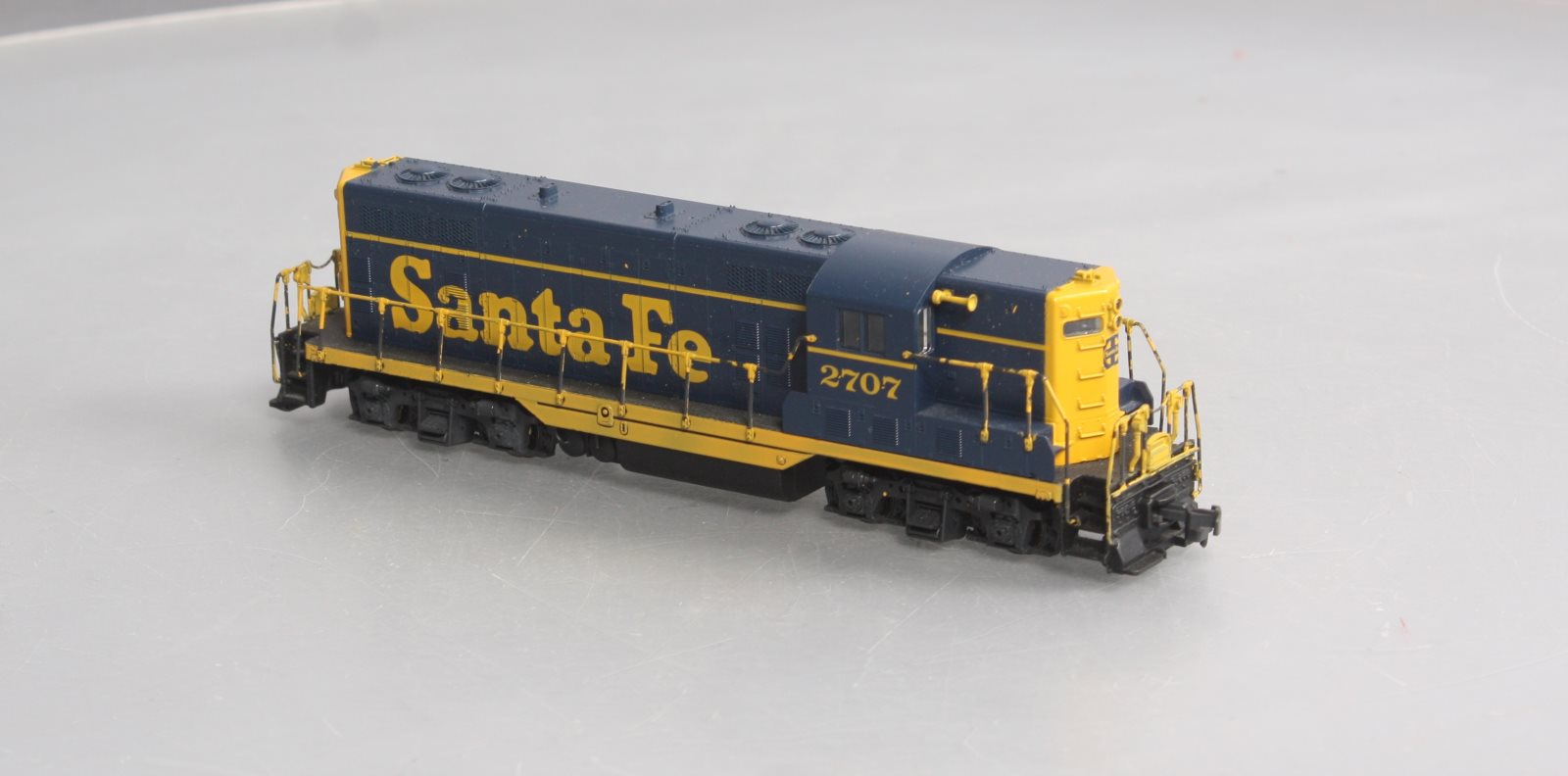 Atlas 8244 HO Scale 8244 Santa Fe GP-7 Diesel Locomotive #2707