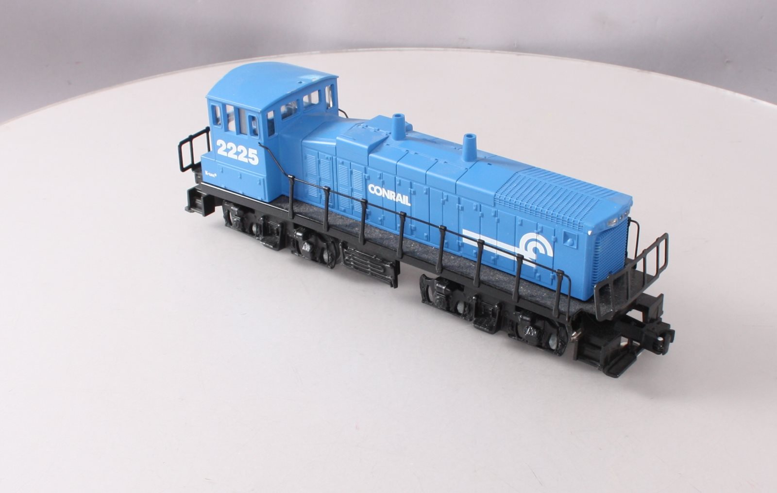 K-Line K-2225 O Conrail MP-15 Dual Motor Diesel Locomotive #2225