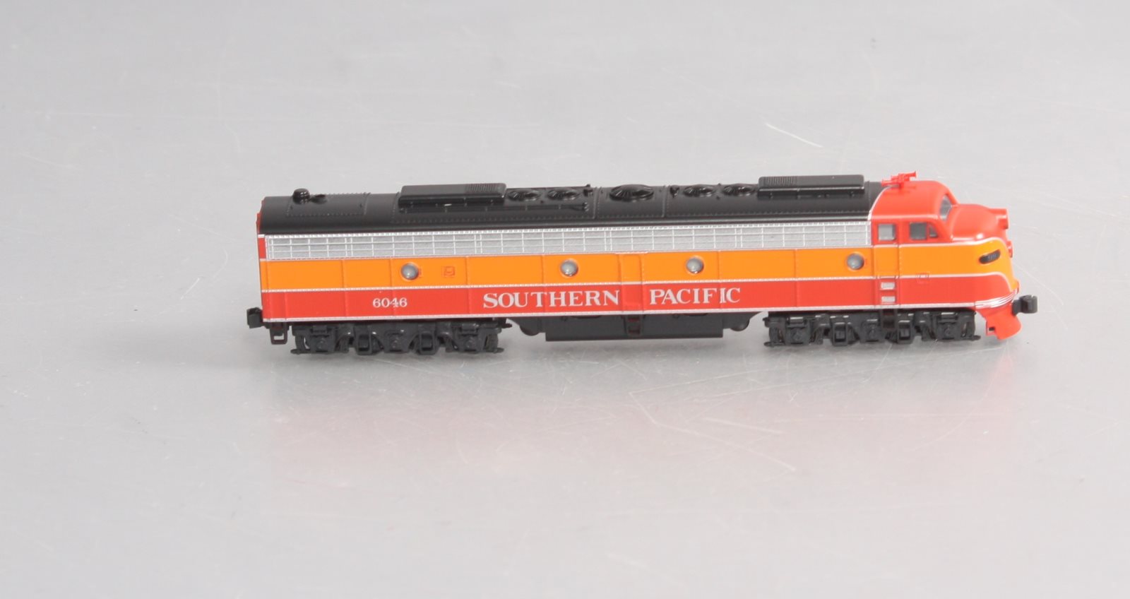 Kato 176-5308 N Scale Southern Pacific E8A Powered Diesel Engine #6046