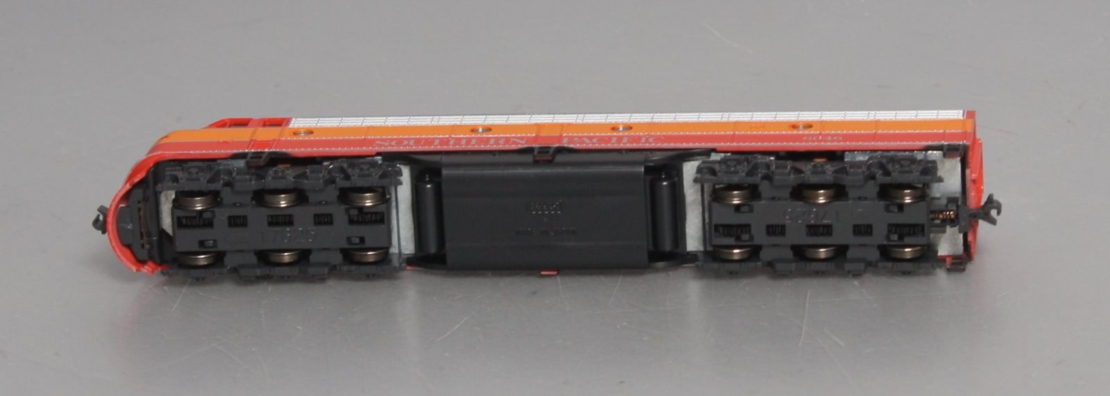 Kato 176-5308 N Scale Southern Pacific E8A Powered Diesel Engine #6046