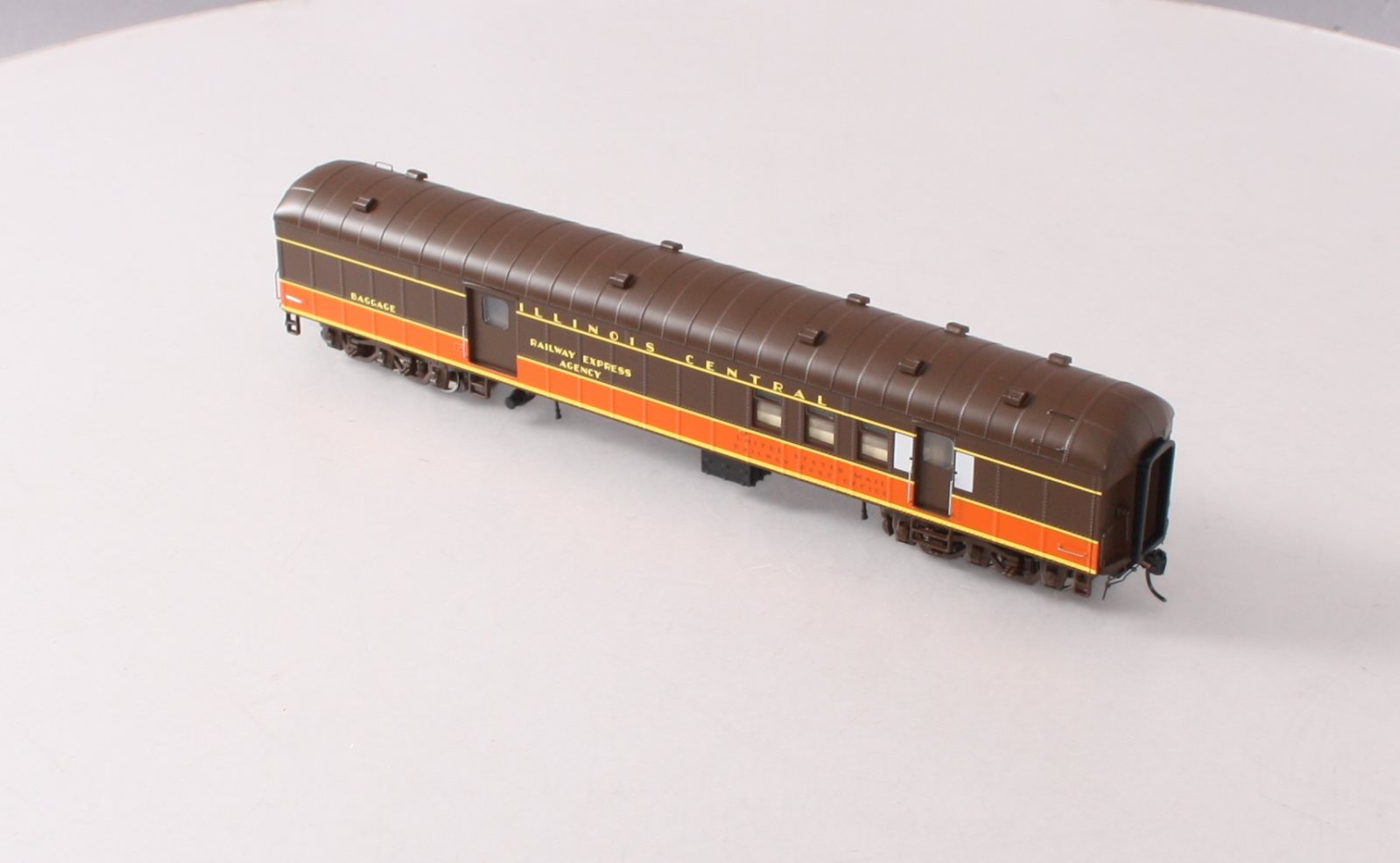 Walthers 920-17402 HO Scale Illinois Central 70' HWT RPO-Baggage Car