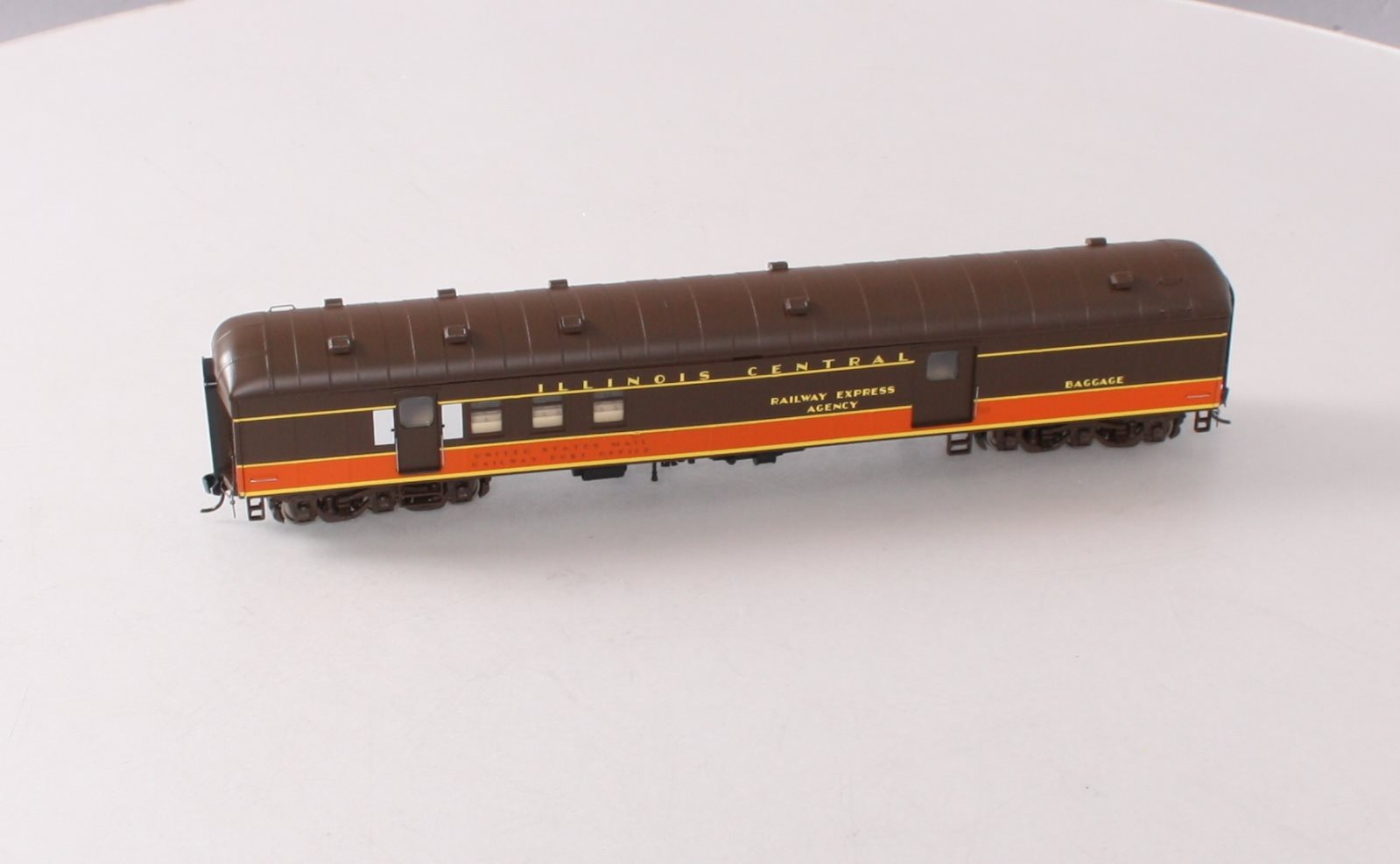Walthers 920-17402 HO Scale Illinois Central 70' HWT RPO-Baggage Car