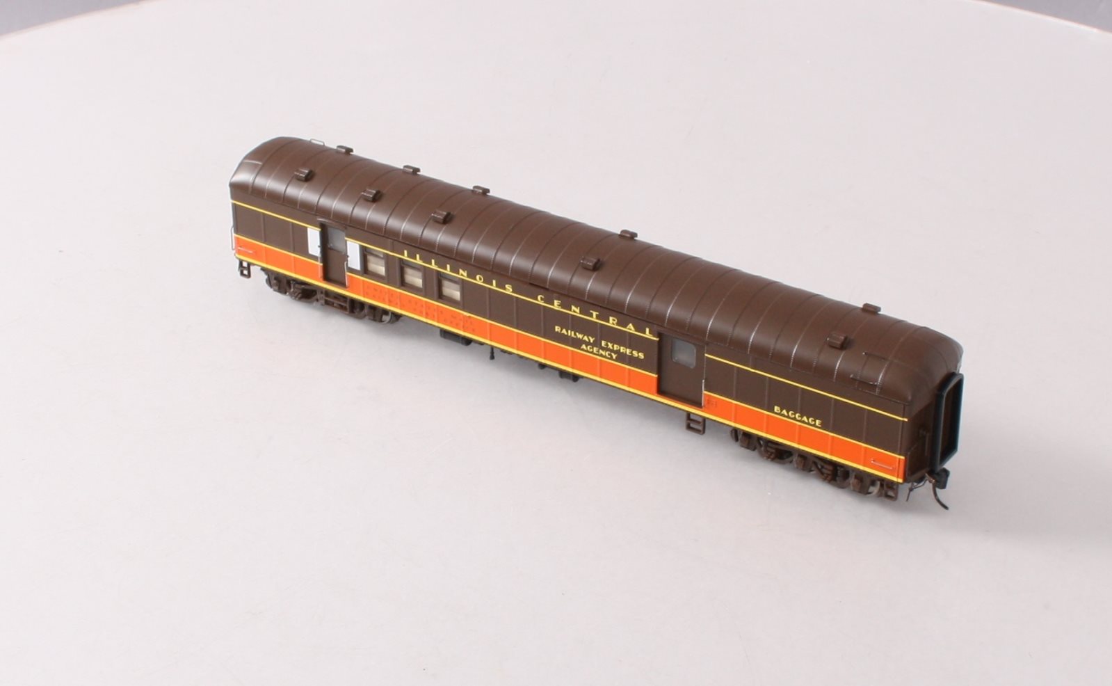 Walthers 920-17402 HO Scale Illinois Central 70' HWT RPO-Baggage Car