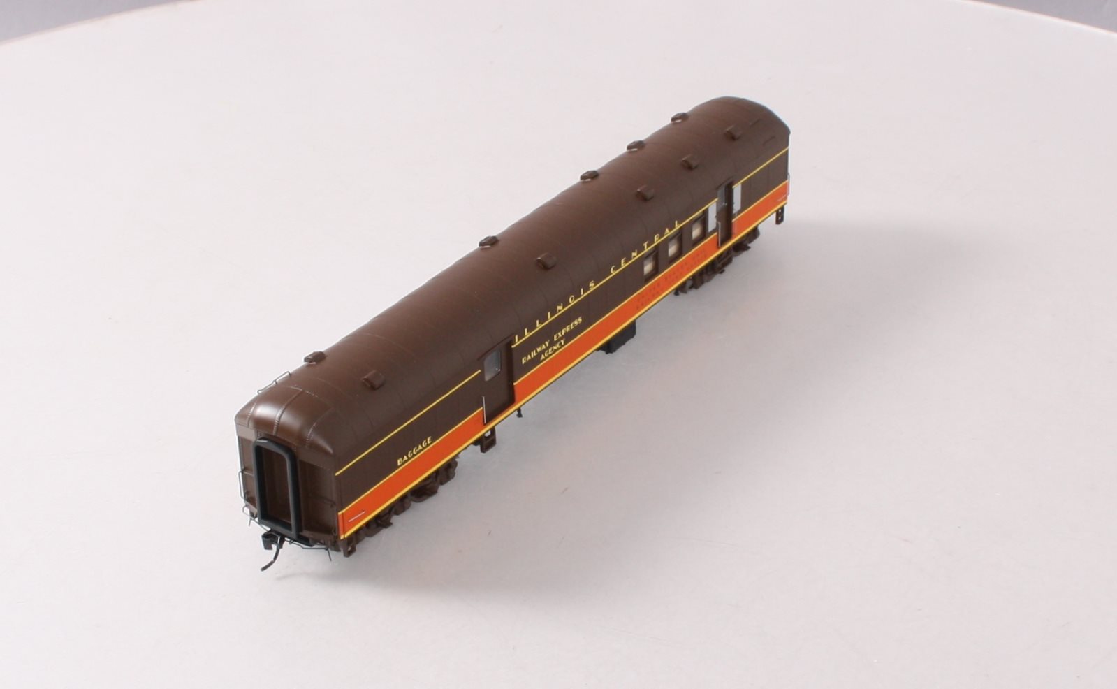 Walthers 920-17402 HO Scale Illinois Central 70' HWT RPO-Baggage Car