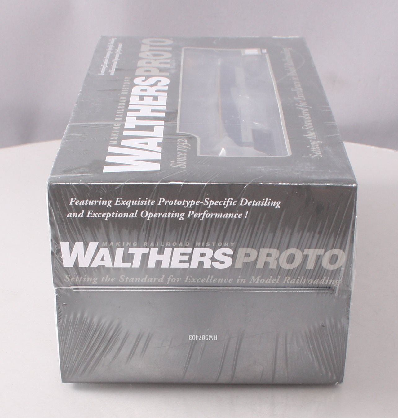 Walthers 920-49360 HO Chesapeake & Ohio EMD E8A-A Set Diesel Loco #4016, 4021
