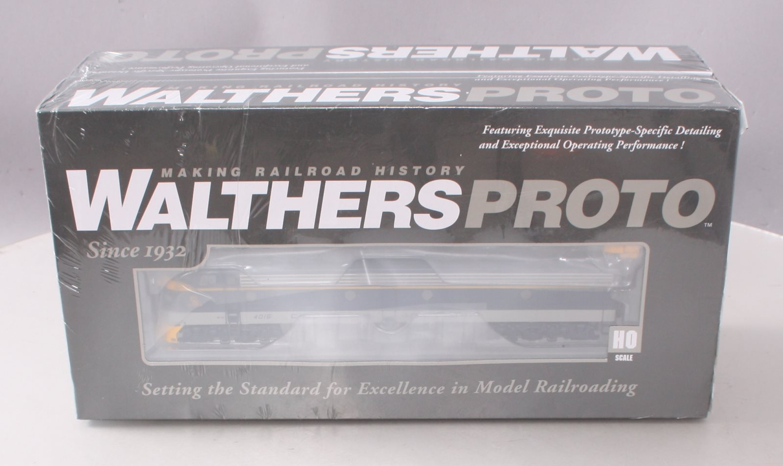 Walthers 920-49360 HO Chesapeake & Ohio EMD E8A-A Set Diesel Loco #4016, 4021