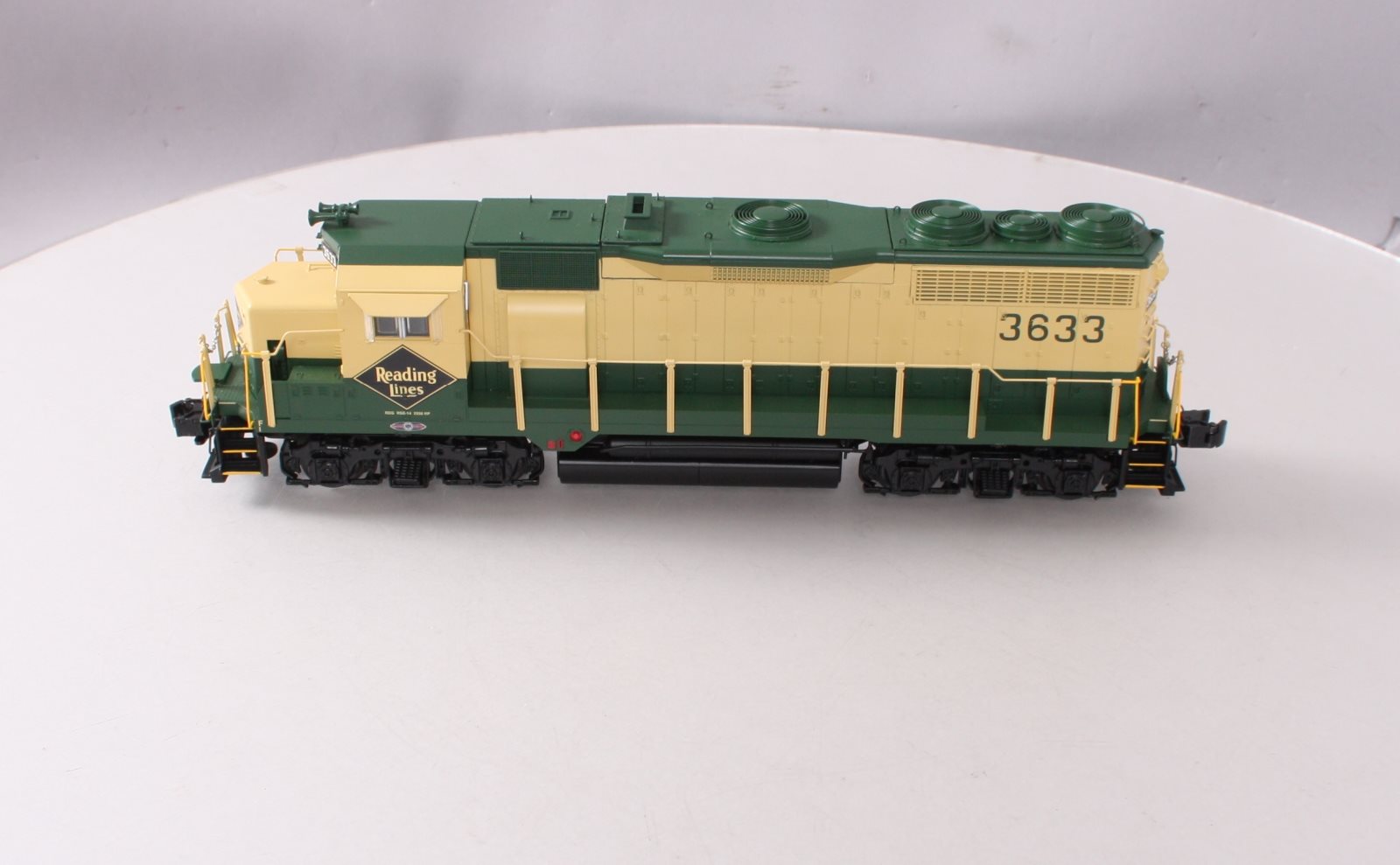 Lionel 6-38974 O Gauge Reading Non-Powered GP35 Diesel Locomotive #3633
