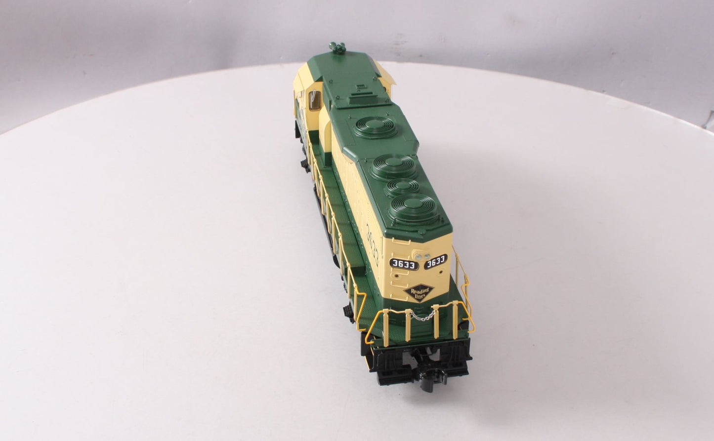 Lionel 6-38974 O Gauge Reading Non-Powered GP35 Diesel Locomotive #3633