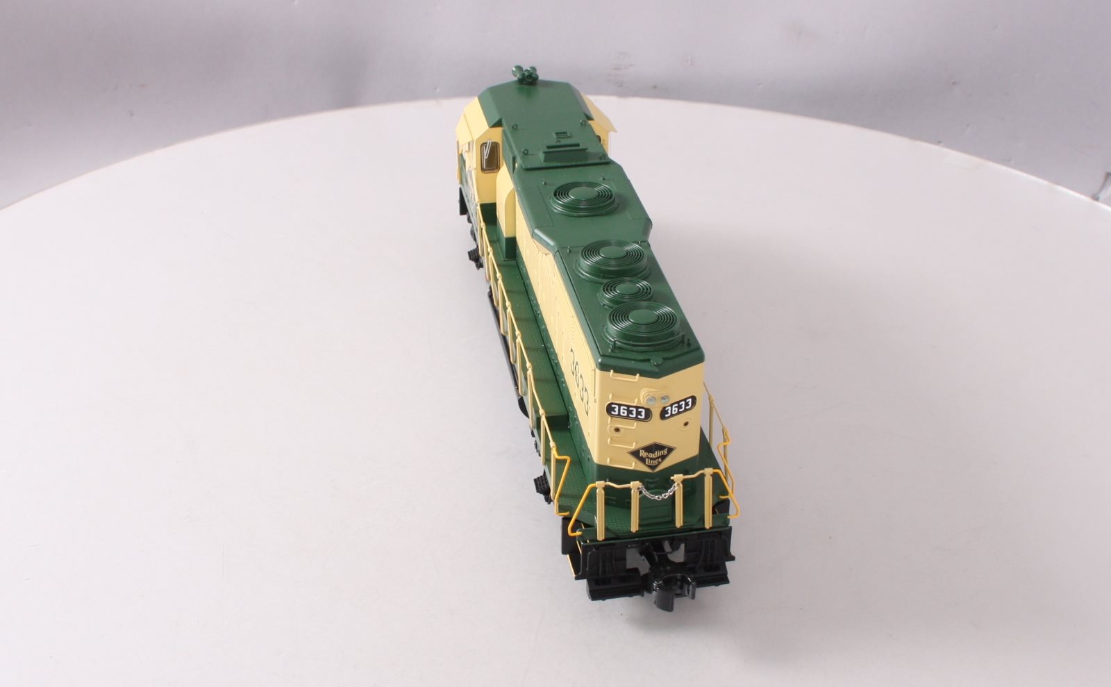 Lionel 6-38974 O Gauge Reading Non-Powered GP35 Diesel Locomotive #3633