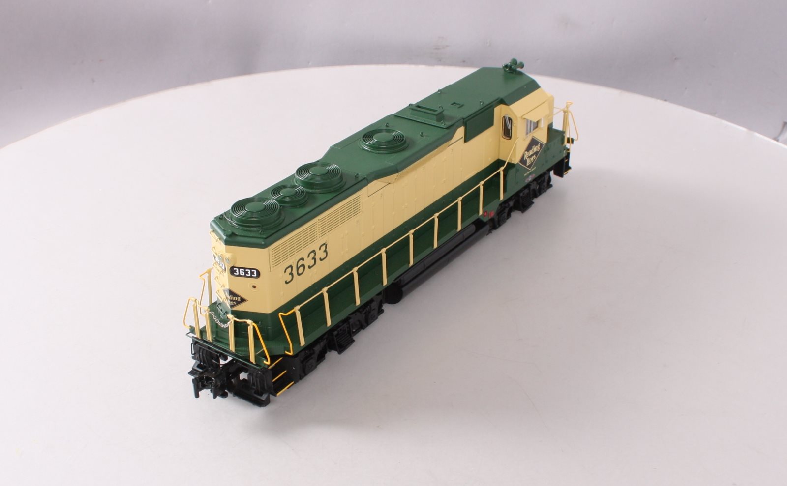 Lionel 6-38974 O Gauge Reading Non-Powered GP35 Diesel Locomotive #3633