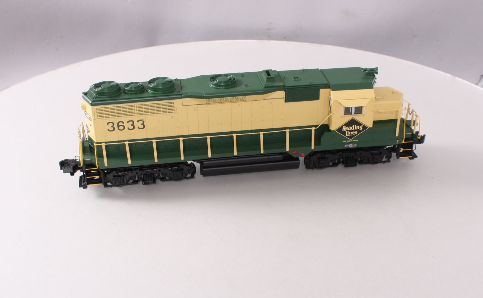 Lionel 6-38974 O Gauge Reading Non-Powered GP35 Diesel Locomotive #3633