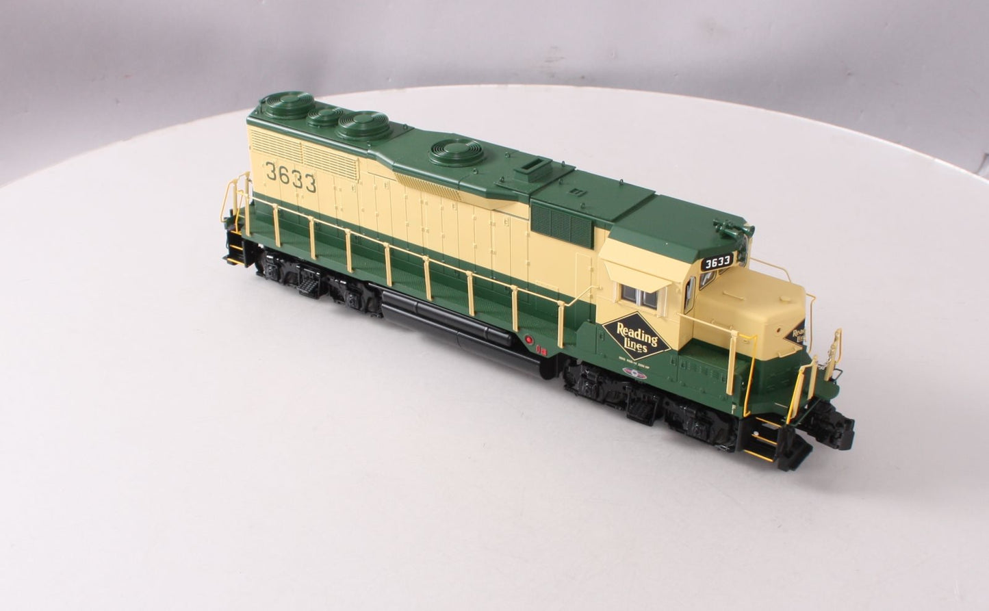 Lionel 6-38974 O Gauge Reading Non-Powered GP35 Diesel Locomotive #3633
