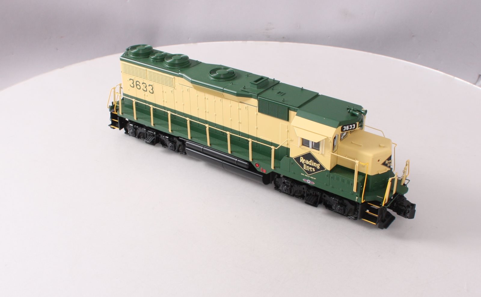 Lionel 6-38974 O Gauge Reading Non-Powered GP35 Diesel Locomotive #3633