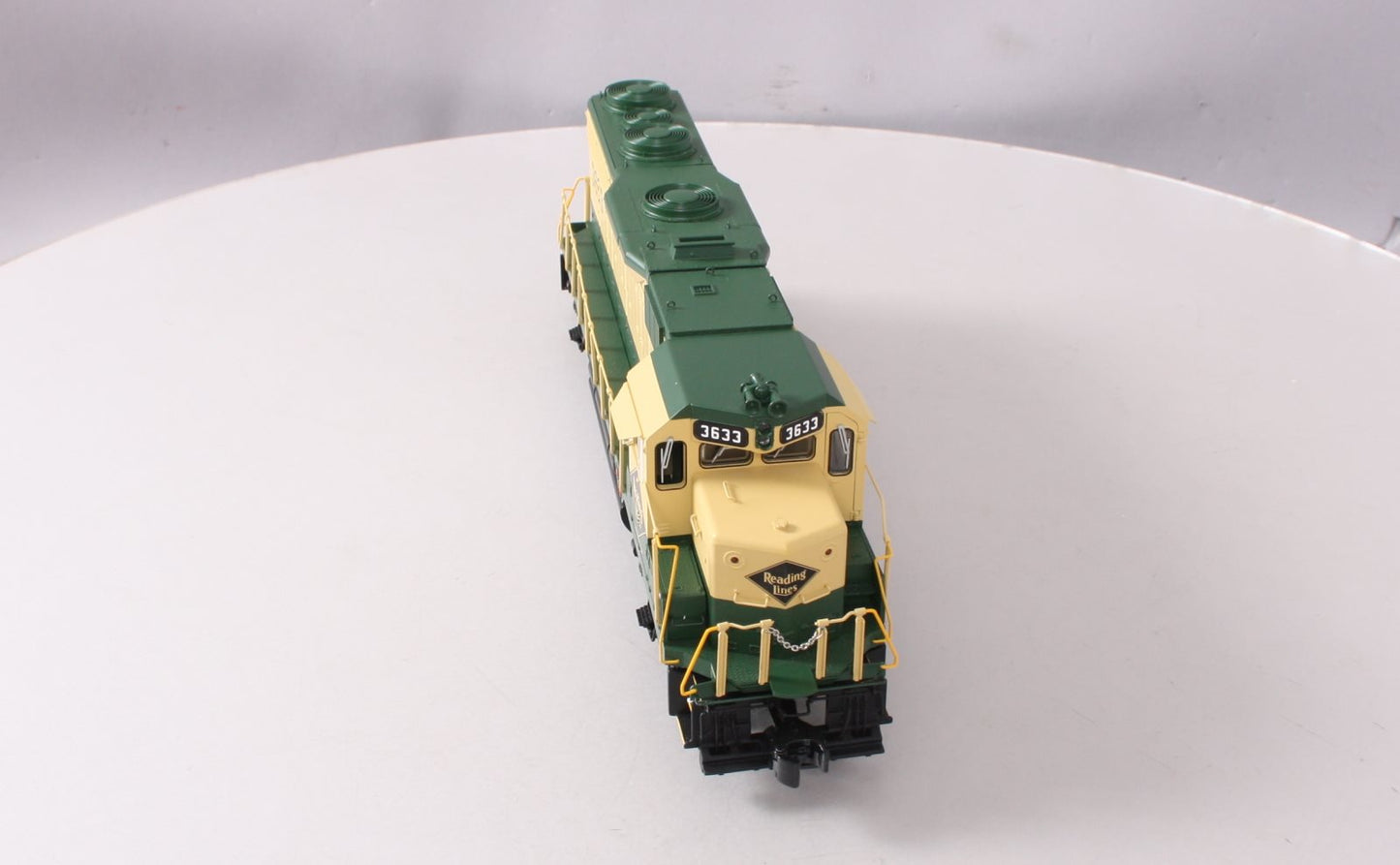 Lionel 6-38974 O Gauge Reading Non-Powered GP35 Diesel Locomotive #3633