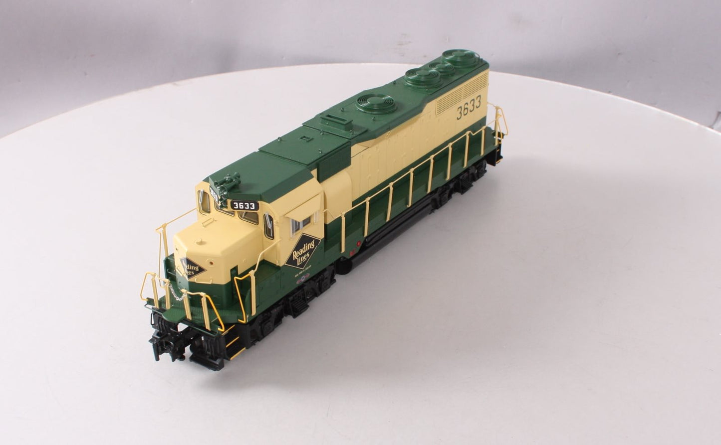 Lionel 6-38974 O Gauge Reading Non-Powered GP35 Diesel Locomotive #3633
