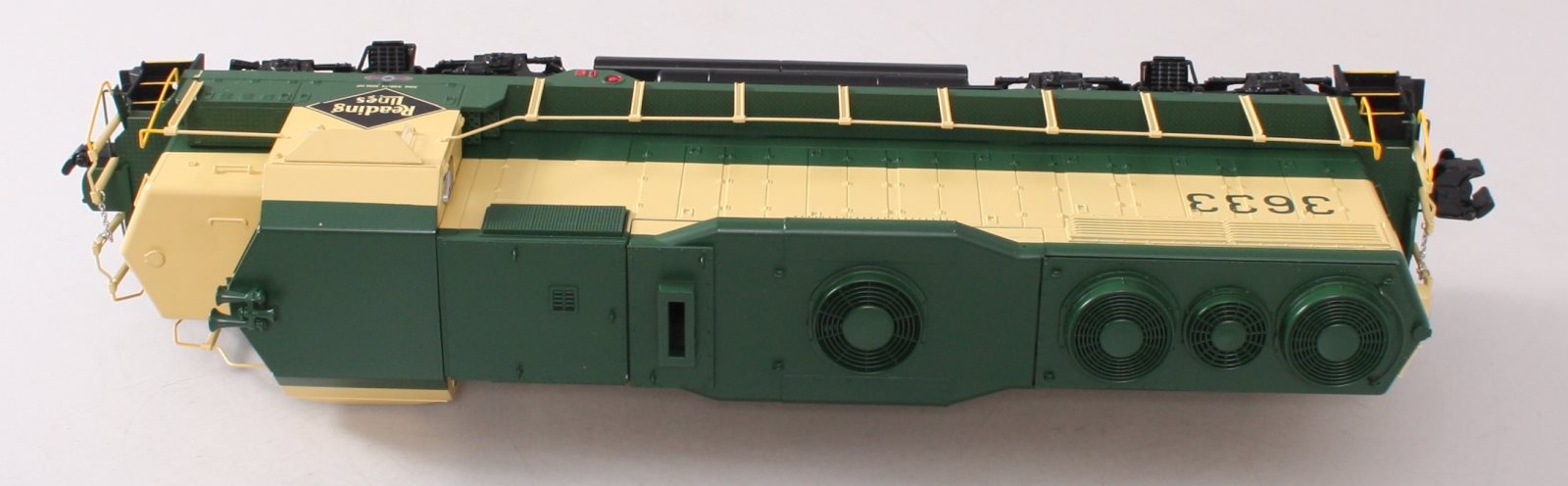 Lionel 6-38974 O Gauge Reading Non-Powered GP35 Diesel Locomotive #3633