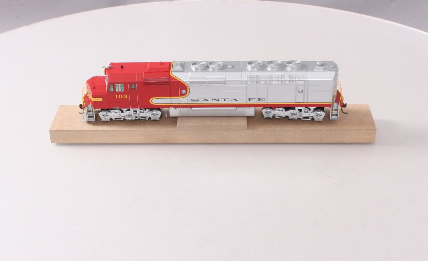 Athearn G67662 HO Santa Fe/Superchief FP45 Diesel Locomotive w/DCC & Sound #103