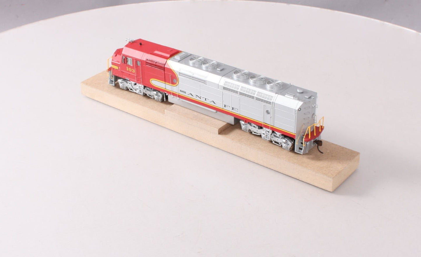Athearn G67662 HO Santa Fe/Superchief FP45 Diesel Locomotive w/DCC & Sound #103