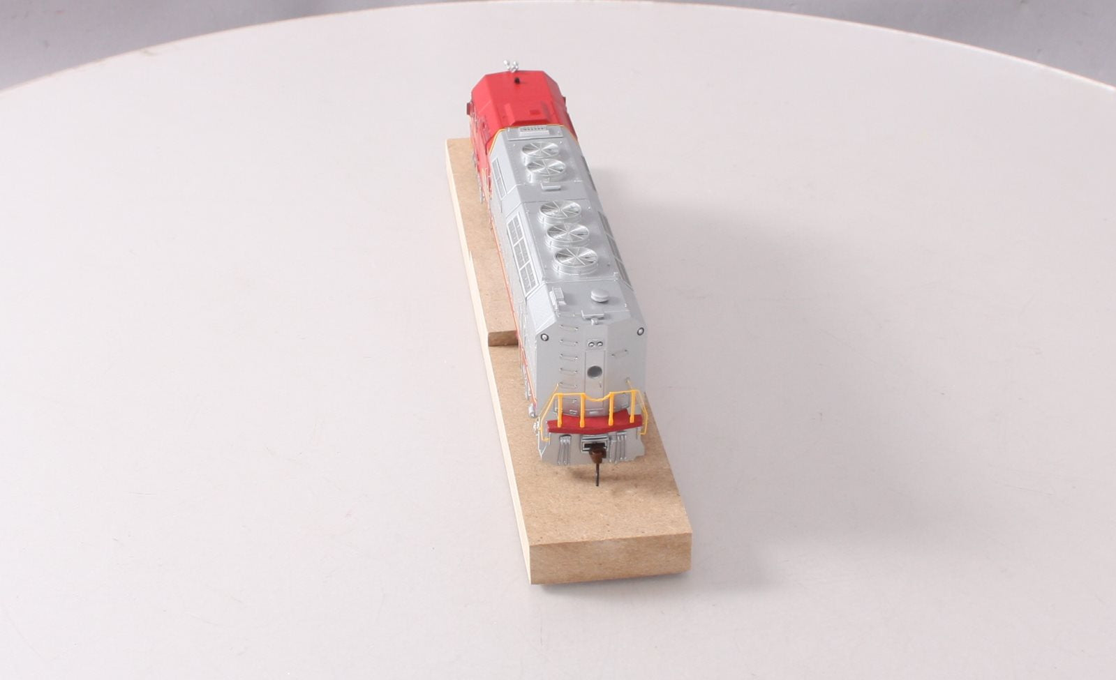 Athearn G67662 HO Santa Fe/Superchief FP45 Diesel Locomotive w/DCC & Sound #103