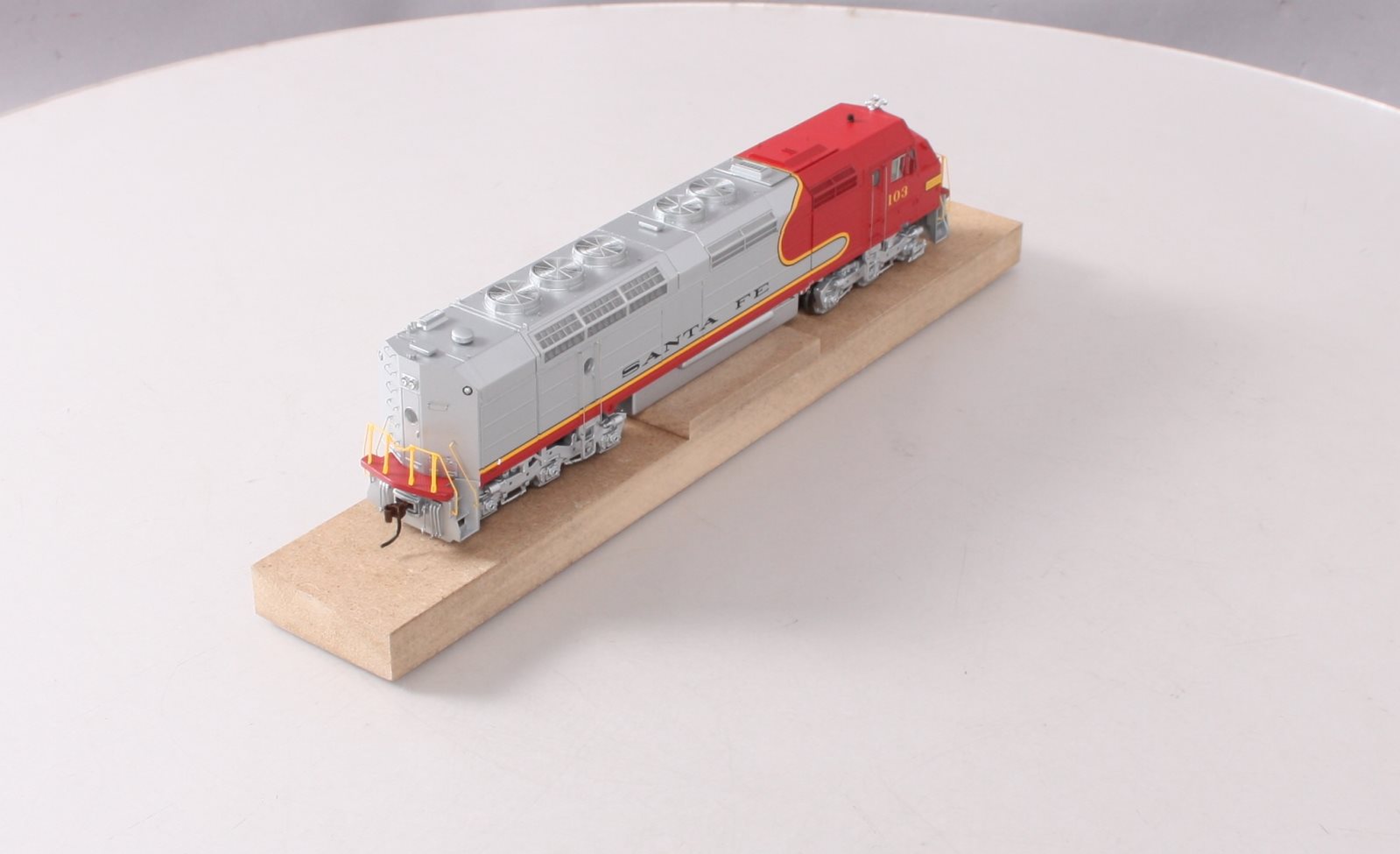 Athearn G67662 HO Santa Fe/Superchief FP45 Diesel Locomotive w/DCC & Sound #103