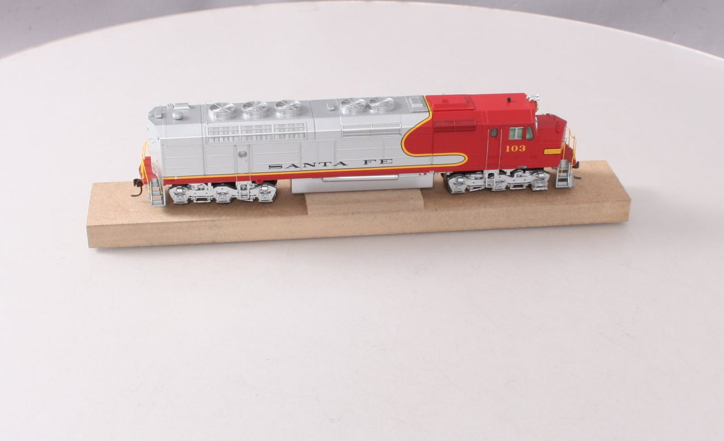 Athearn G67662 HO Santa Fe/Superchief FP45 Diesel Locomotive w/DCC & Sound #103