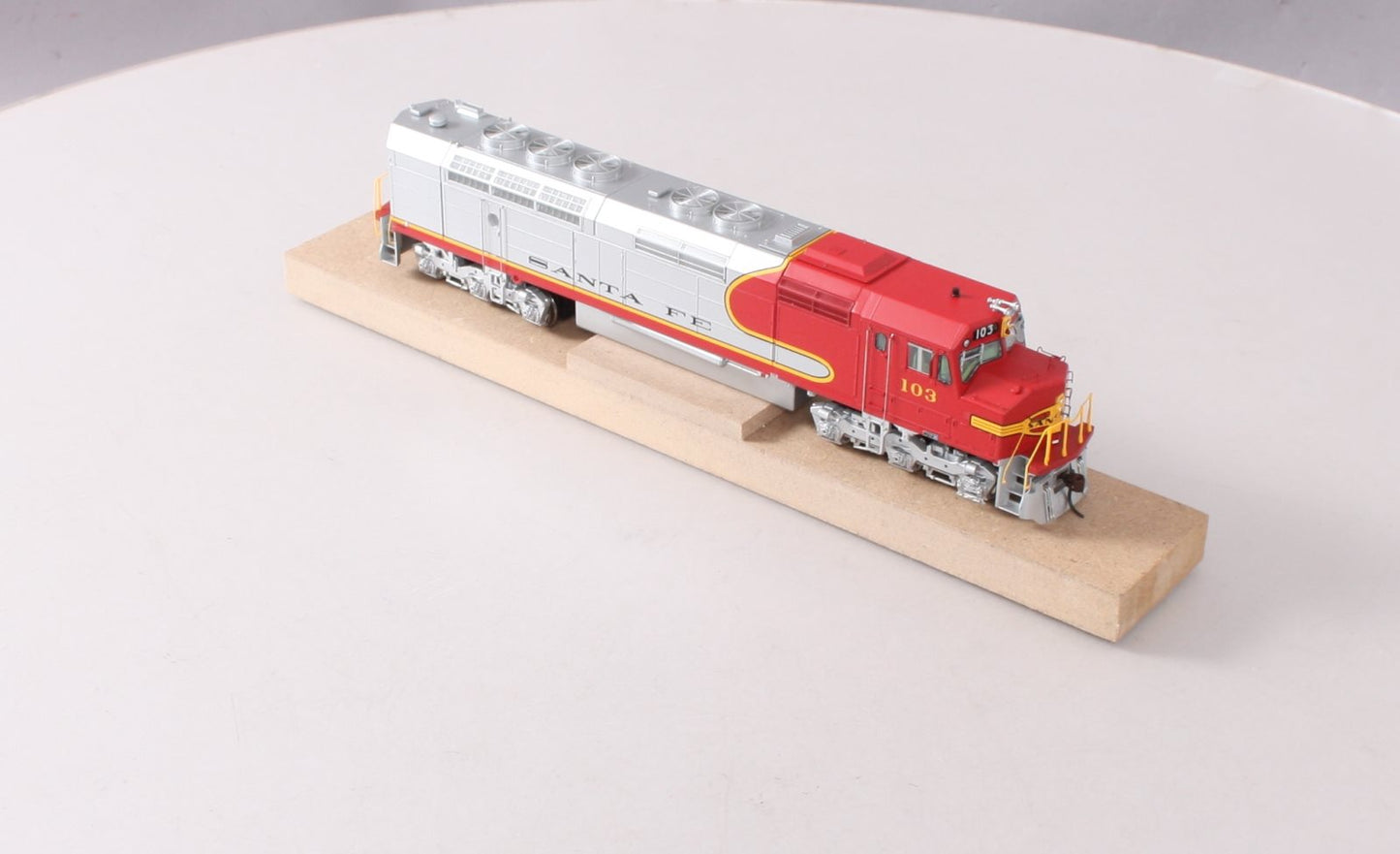 Athearn G67662 HO Santa Fe/Superchief FP45 Diesel Locomotive w/DCC & Sound #103