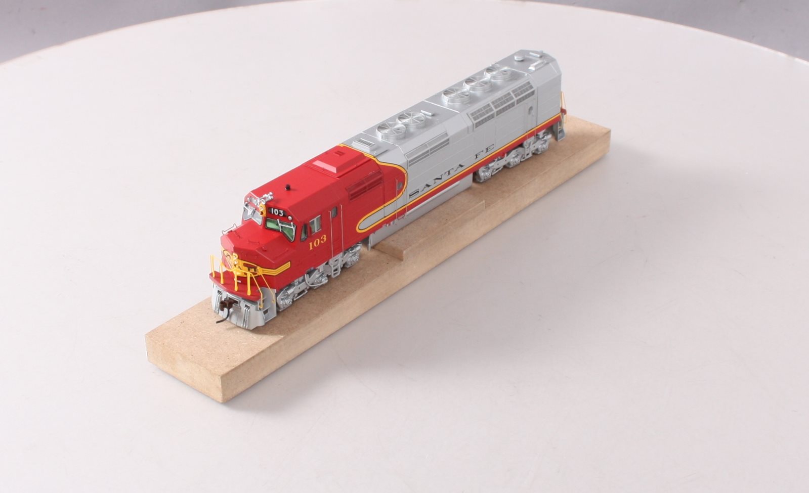 Athearn G67662 HO Santa Fe/Superchief FP45 Diesel Locomotive w/DCC & Sound #103