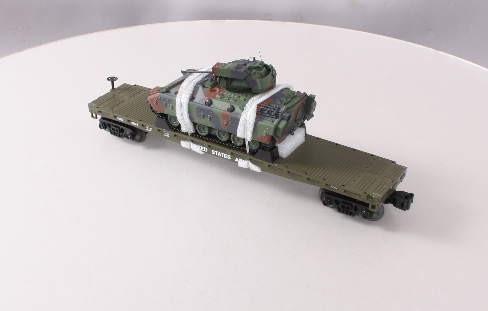 MTH 30-76807 U.S. Army Flatcar with Bradley Fighting Vehicles #8076
