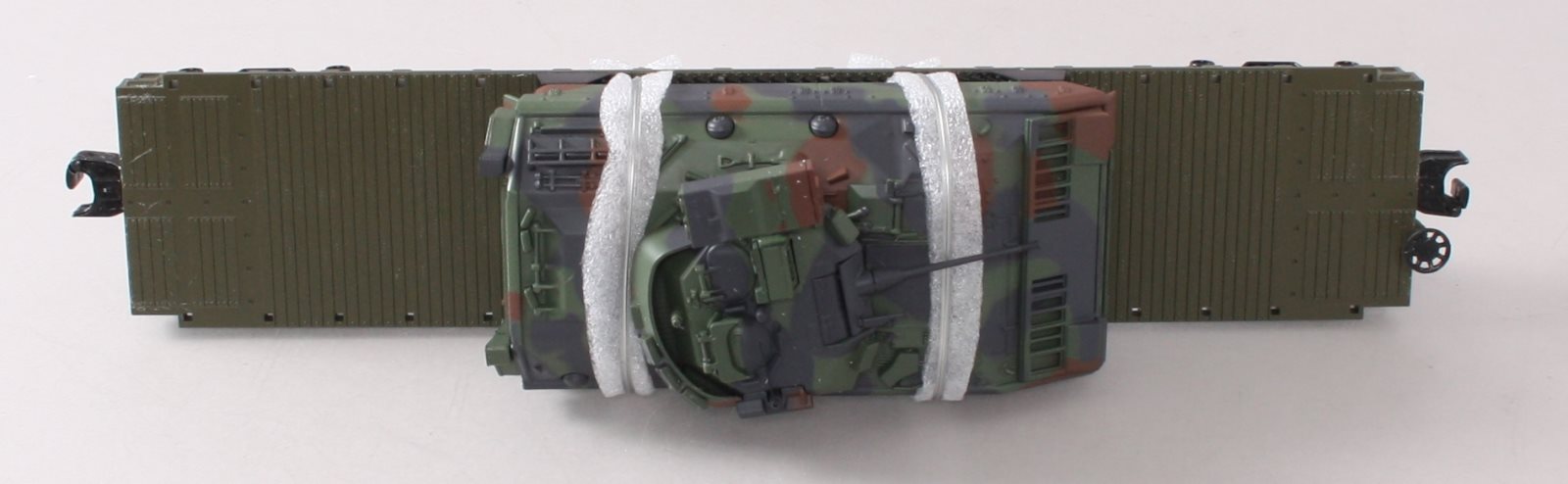 MTH 30-76807 U.S. Army Flatcar with Bradley Fighting Vehicles #8076