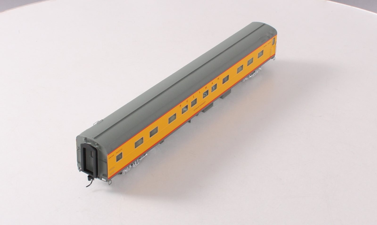 Walthers 920-9559 HO Union Pacific Ocean Sunset 85' P-S 5-2-2 Sleeper