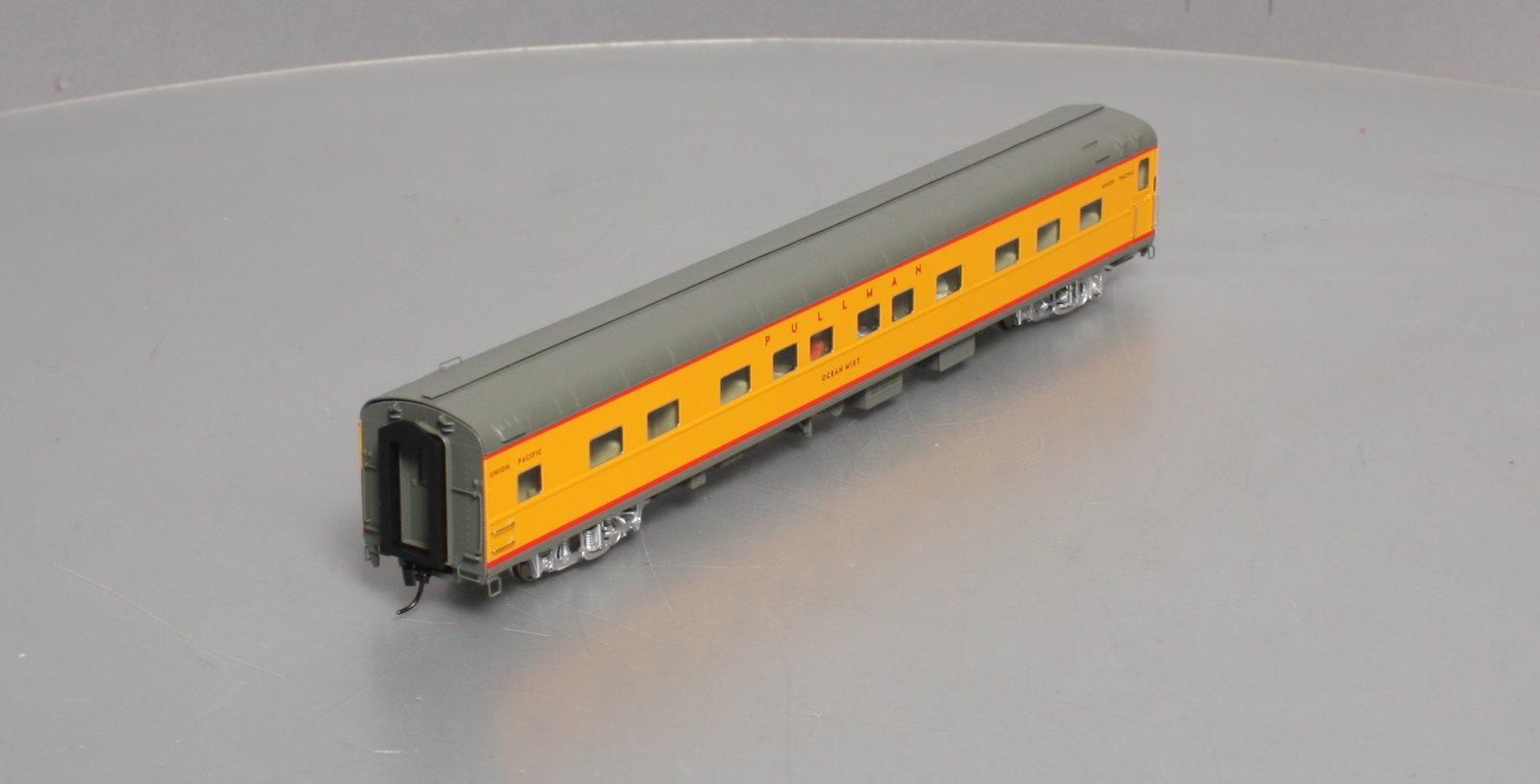 Walthers 920-9569 HO Union Pacific Ocean Mist 85' 5-2-2 Sleeper