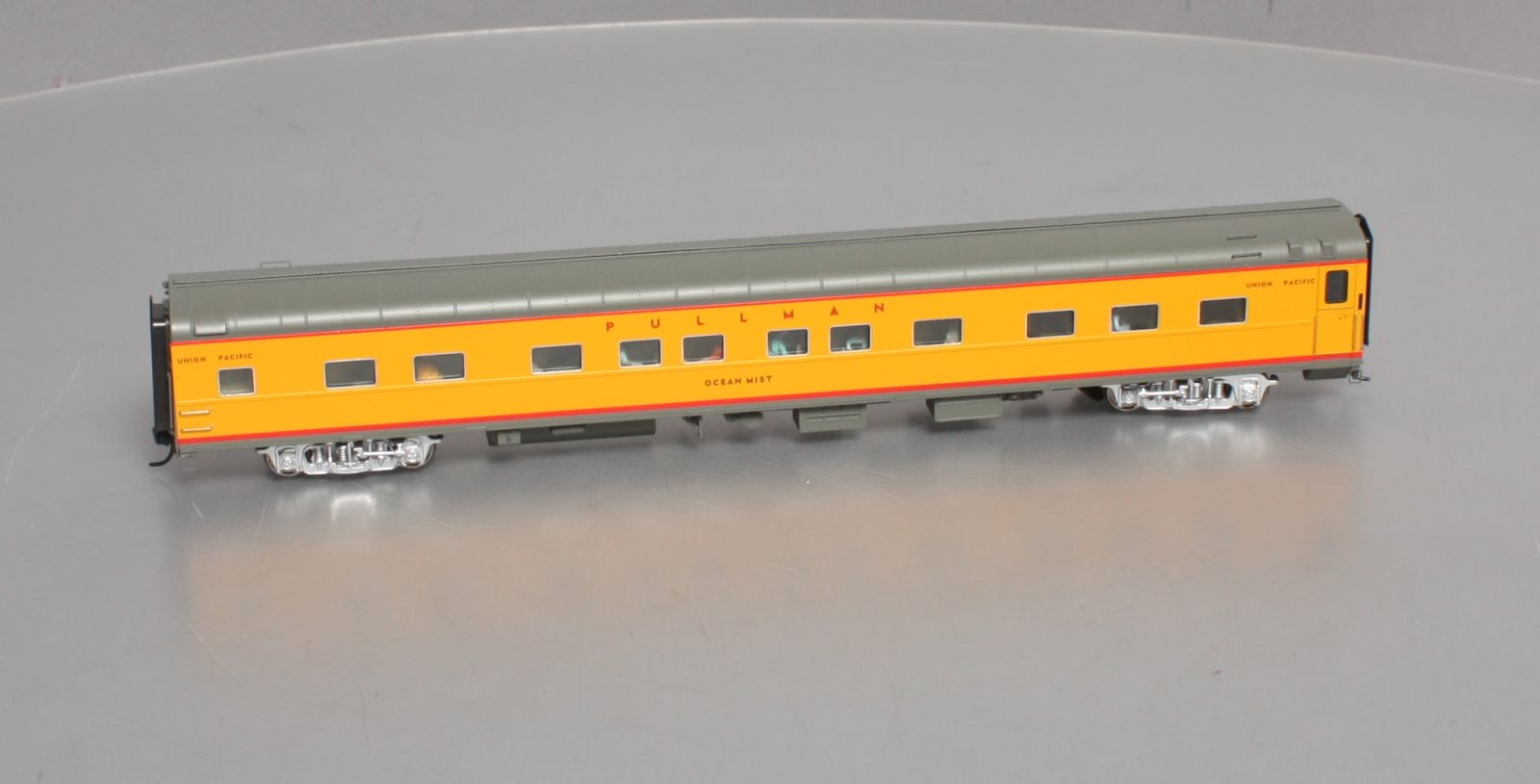 Walthers 920-9569 HO Union Pacific Ocean Mist 85' 5-2-2 Sleeper