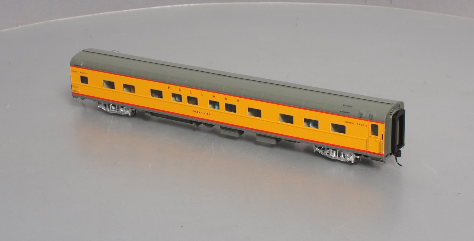 Walthers 920-9569 HO Union Pacific Ocean Mist 85' 5-2-2 Sleeper