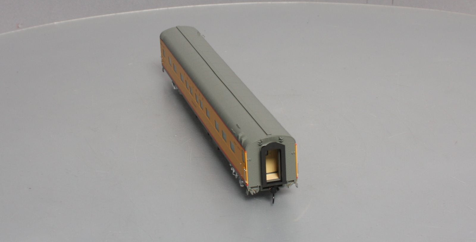 Walthers 920-9569 HO Union Pacific Ocean Mist 85' 5-2-2 Sleeper