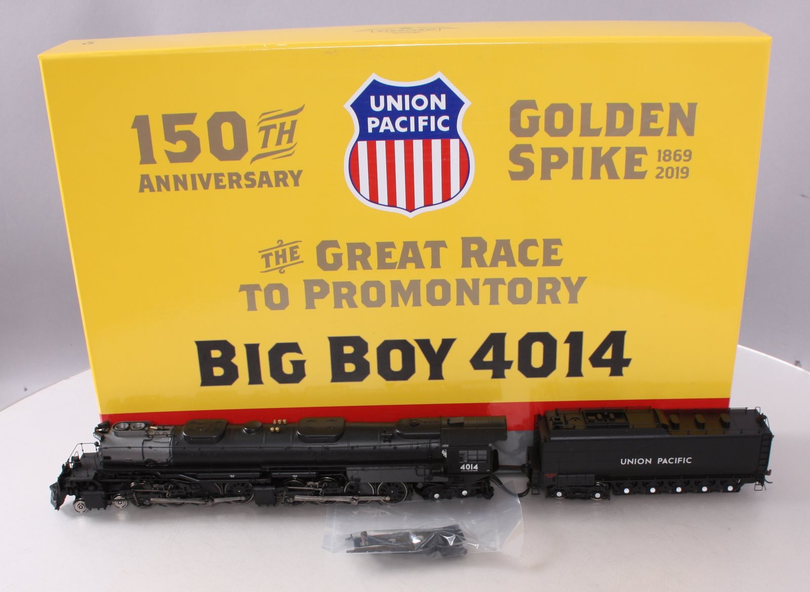 Athearn G88406 HO UP 4-8-8-4 Steam Locomotive and Oil Tender w/ Sound #4014