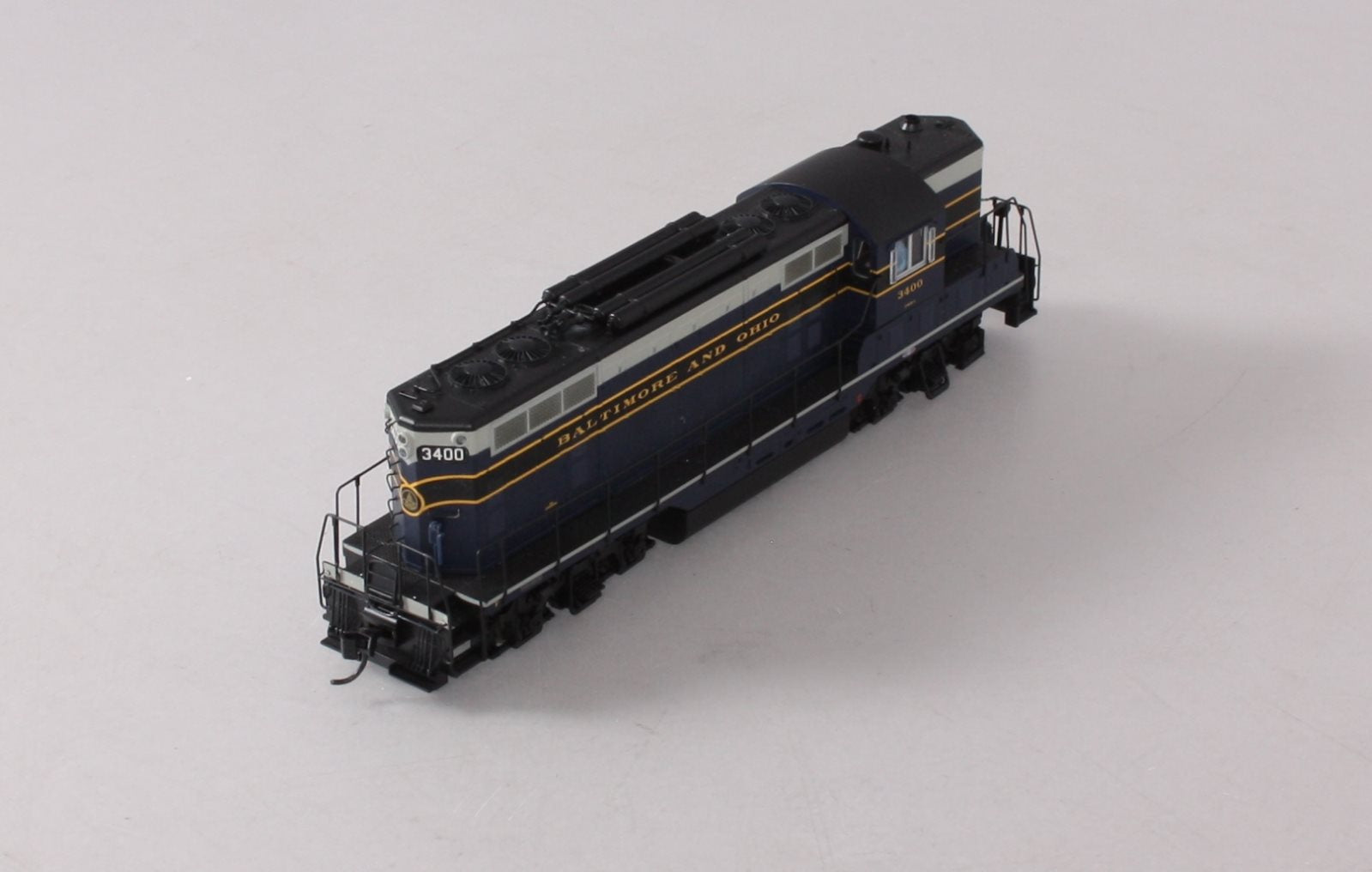 Walthers 920-42102 HO Baltimore & Ohio EMD GP7 Diesel Loco Sound/DCC #3400