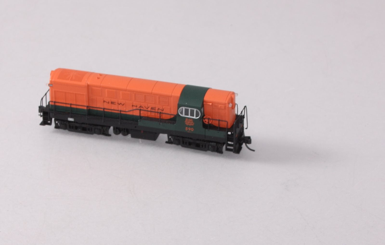 Atlas 40001857 N Scale New Haven H16-44 Diesel Locomotive #590