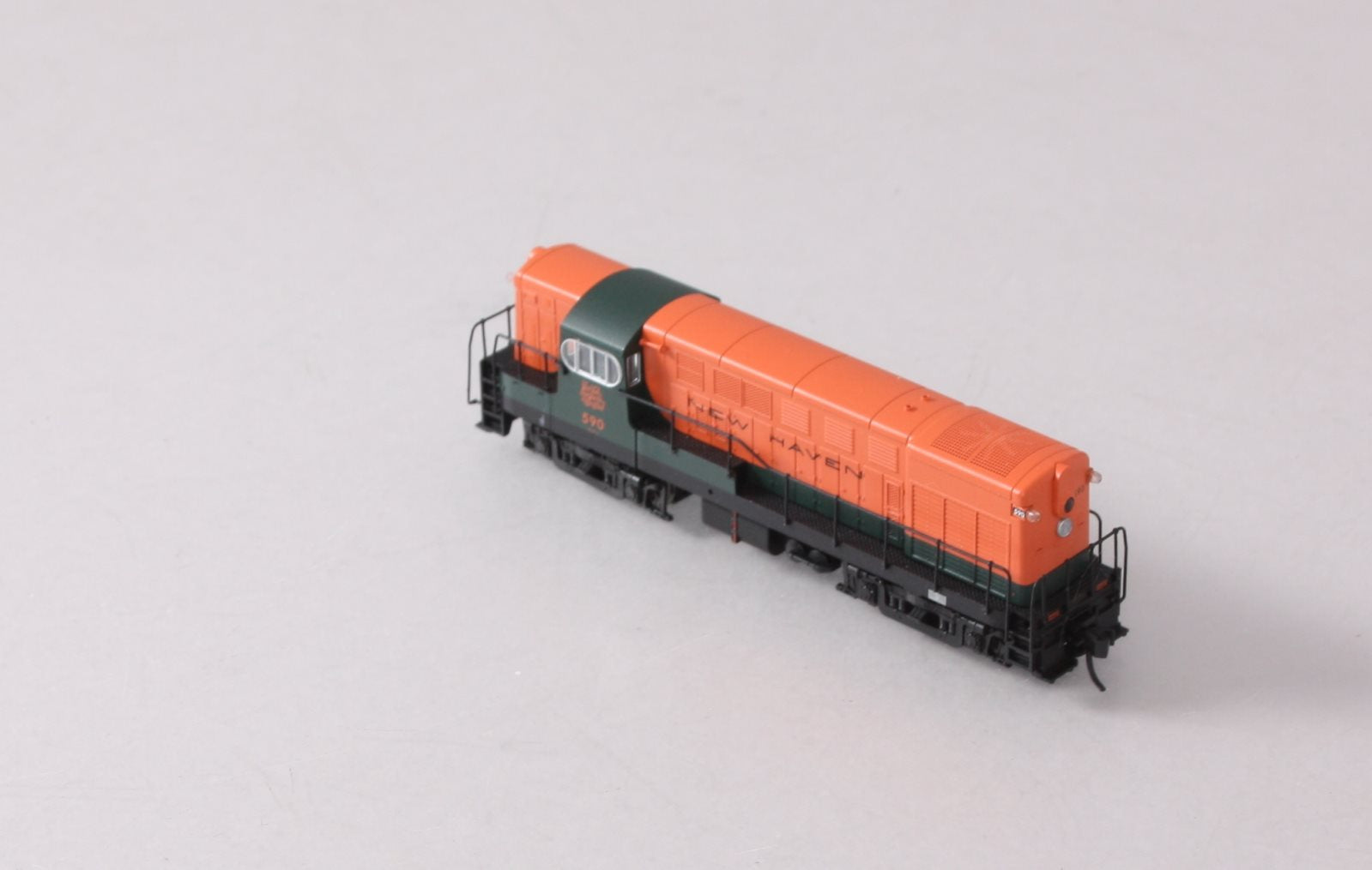 Atlas 40001857 N Scale New Haven H16-44 Diesel Locomotive #590