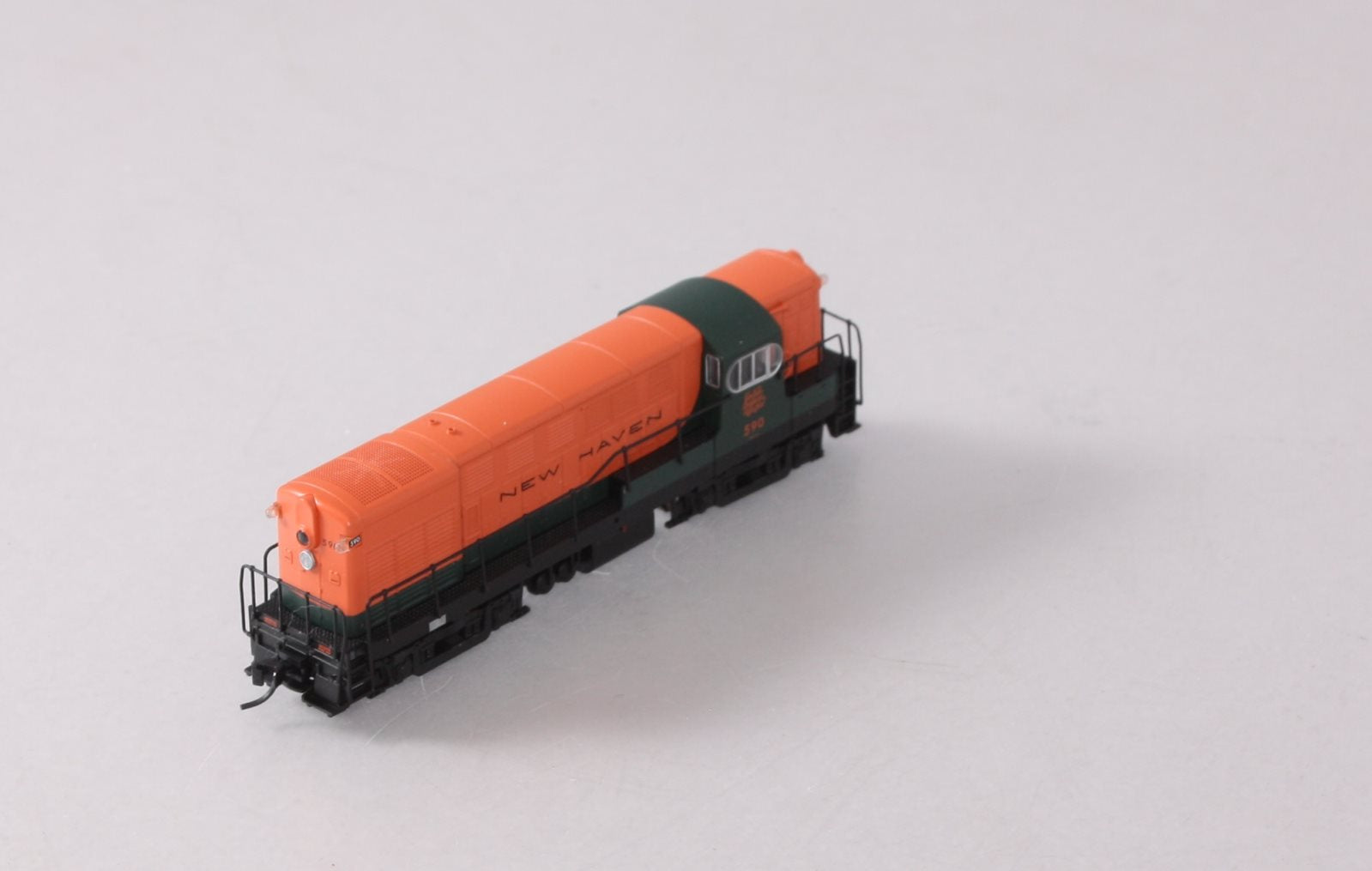 Atlas 40001857 N Scale New Haven H16-44 Diesel Locomotive #590