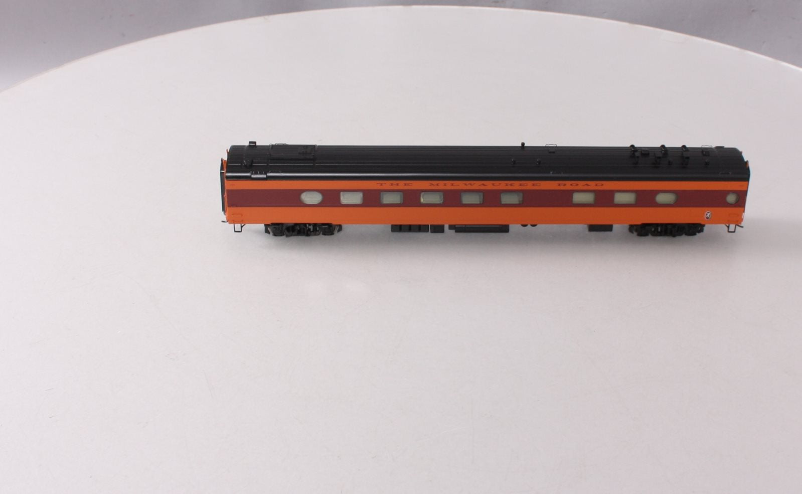 Walthers 920-9104 HO Milwaukee Road 85' 48-Seat Diner #125